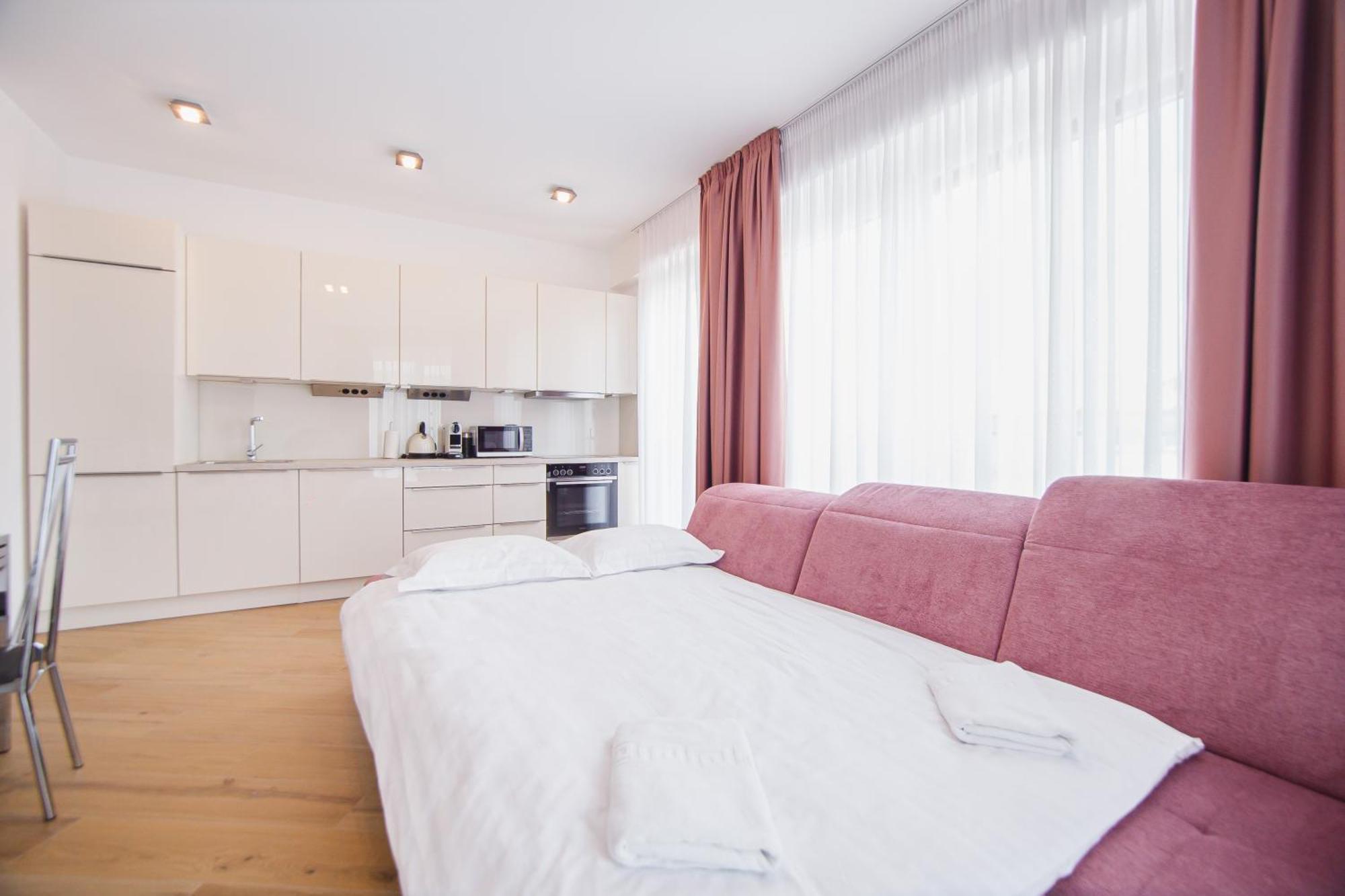 Pink Sahara Near City Center Oradea Exterior photo